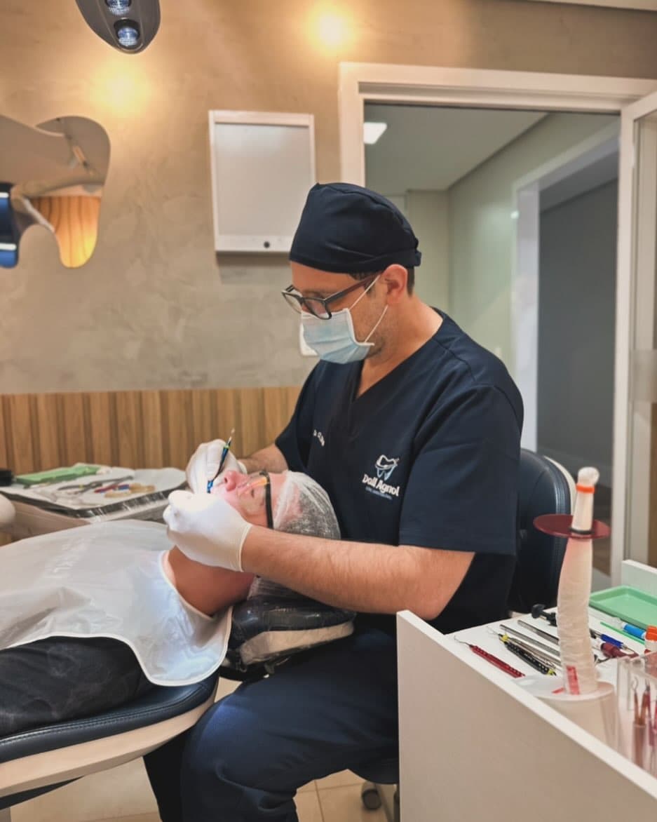 Dr. Claudio Dall'Agnol atendendo paciente