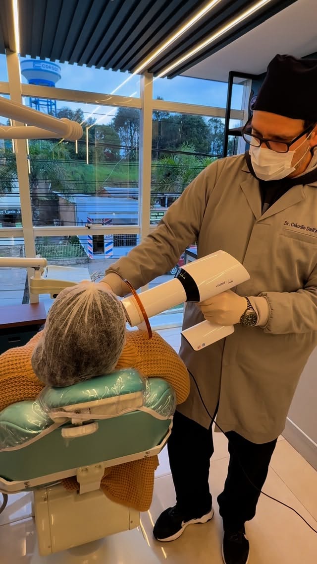 Dr. Claudio Dall'Agnol realizando escaneamento intraoral