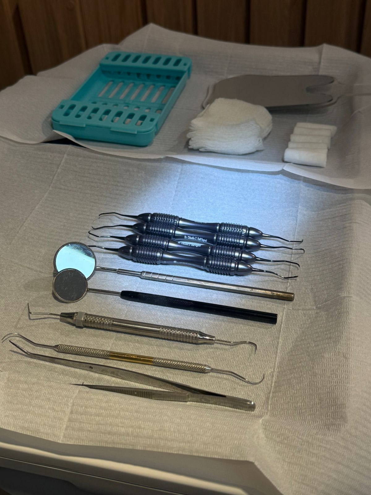 Ambiente clínico preparado para procedimentos periodontais